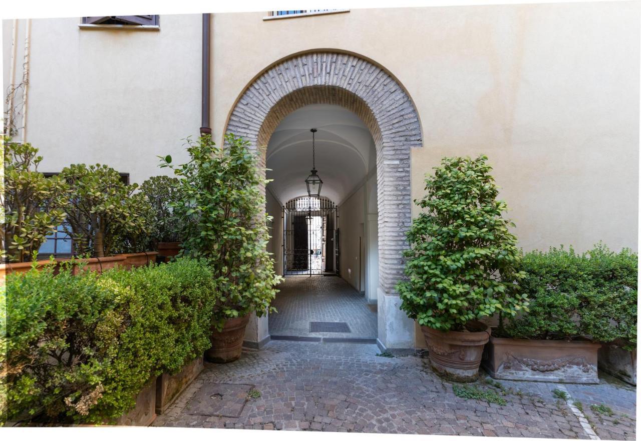 Quiet Trevi Fountain Apartment With Patio And Backyard Rome Exterior photo