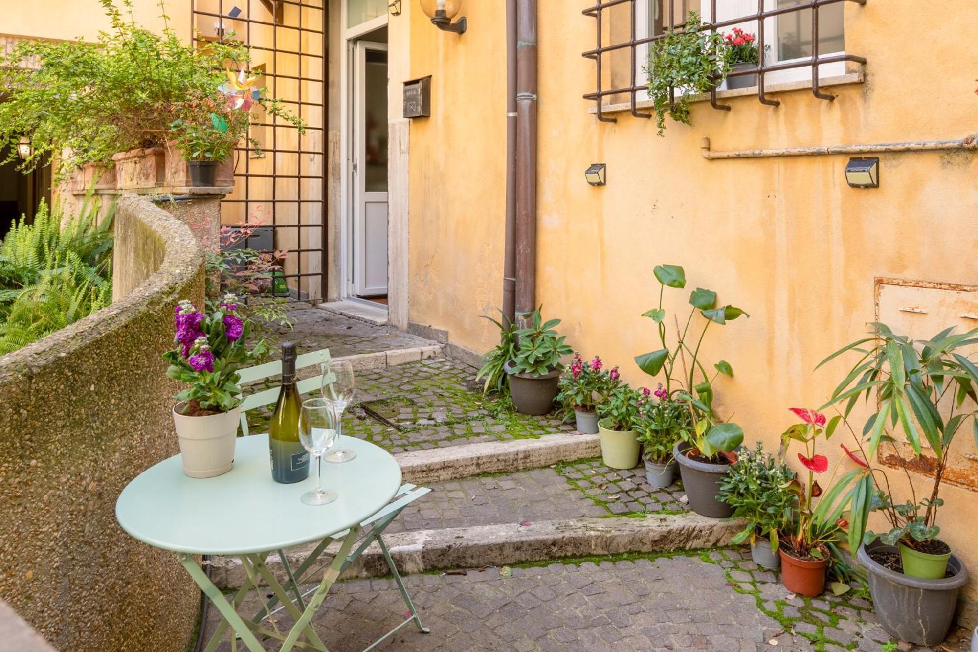 Quiet Trevi Fountain Apartment With Patio And Backyard Rome Exterior photo