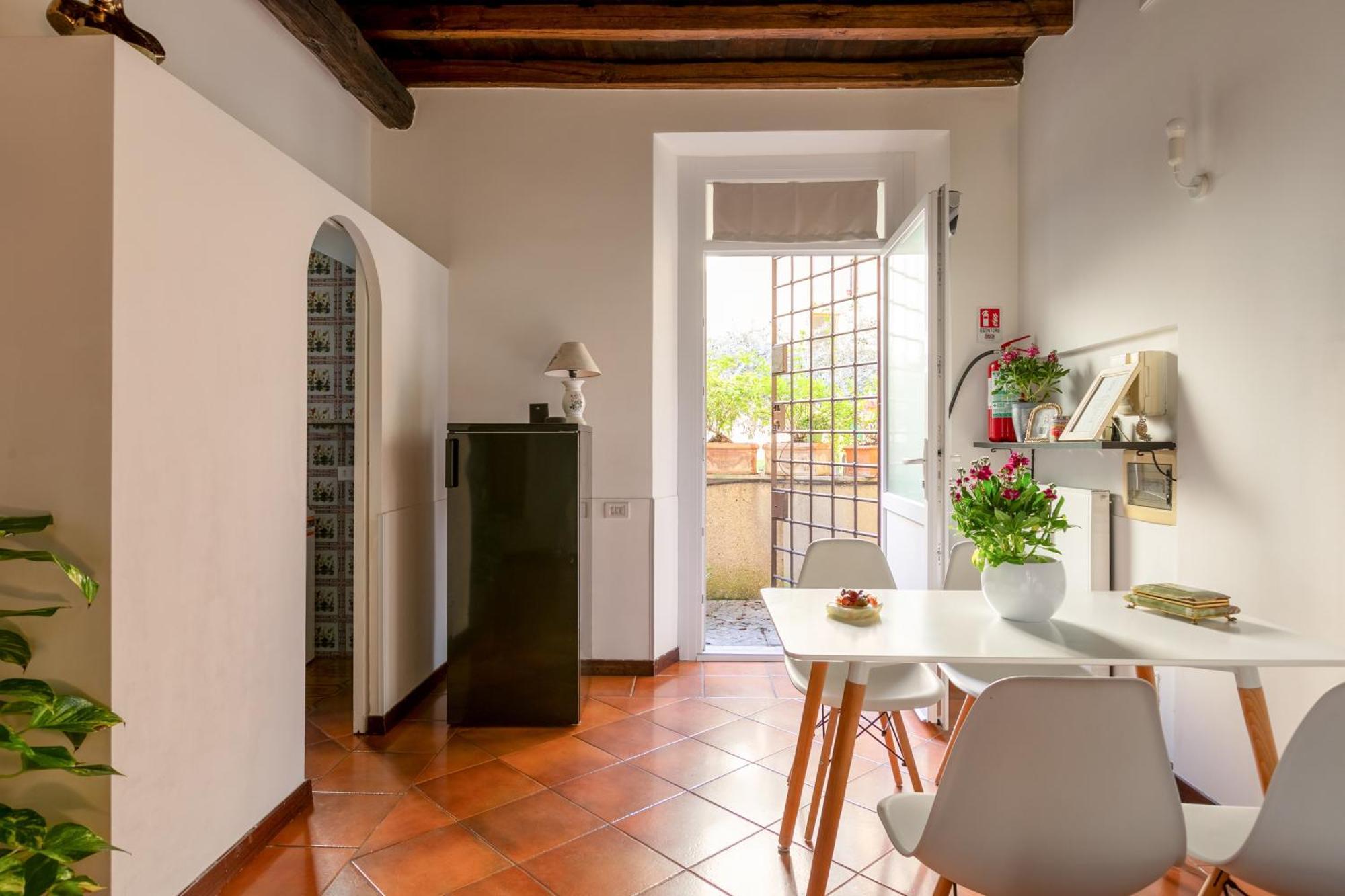 Quiet Trevi Fountain Apartment With Patio And Backyard Rome Exterior photo