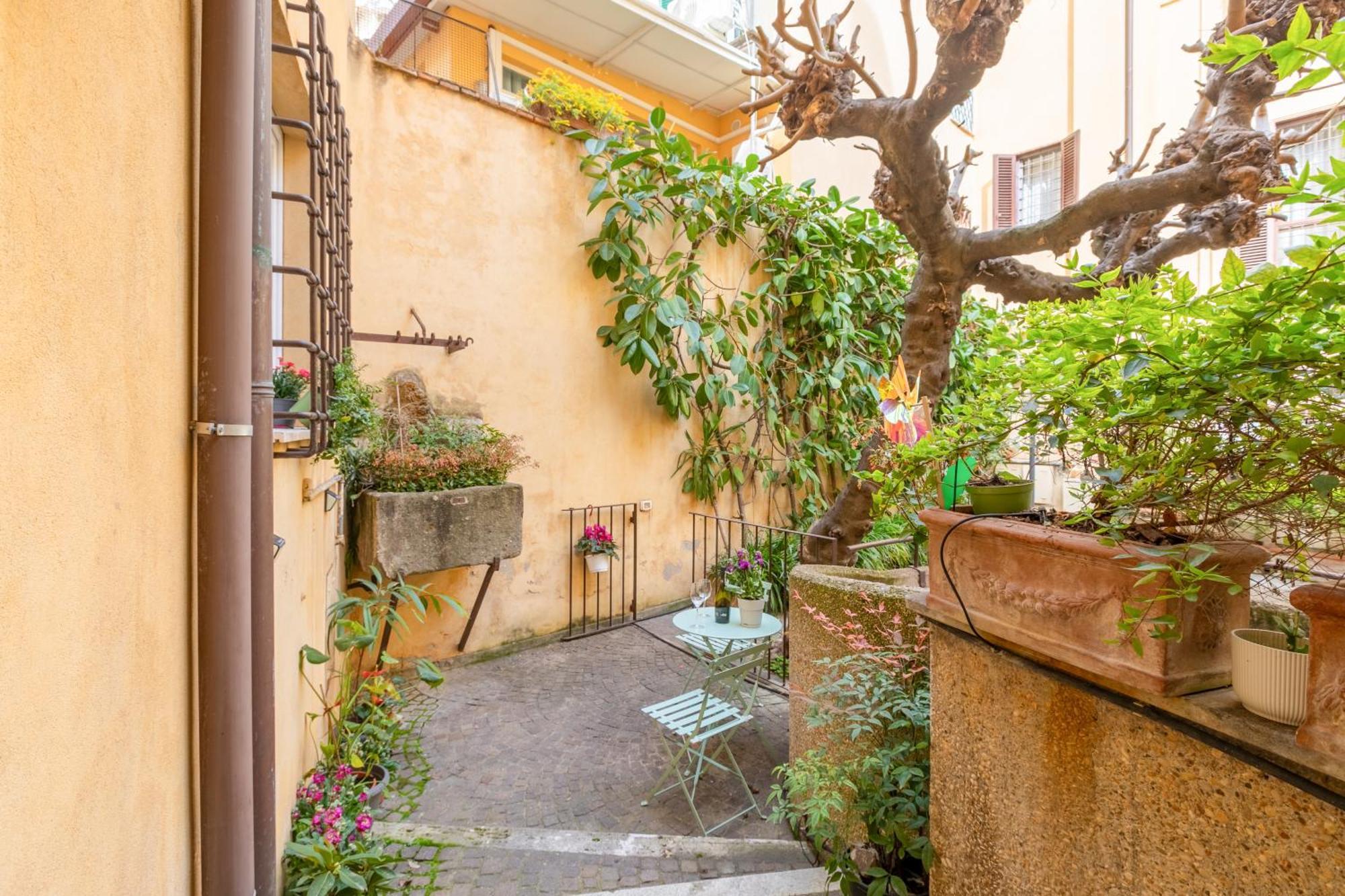 Quiet Trevi Fountain Apartment With Patio And Backyard Rome Exterior photo