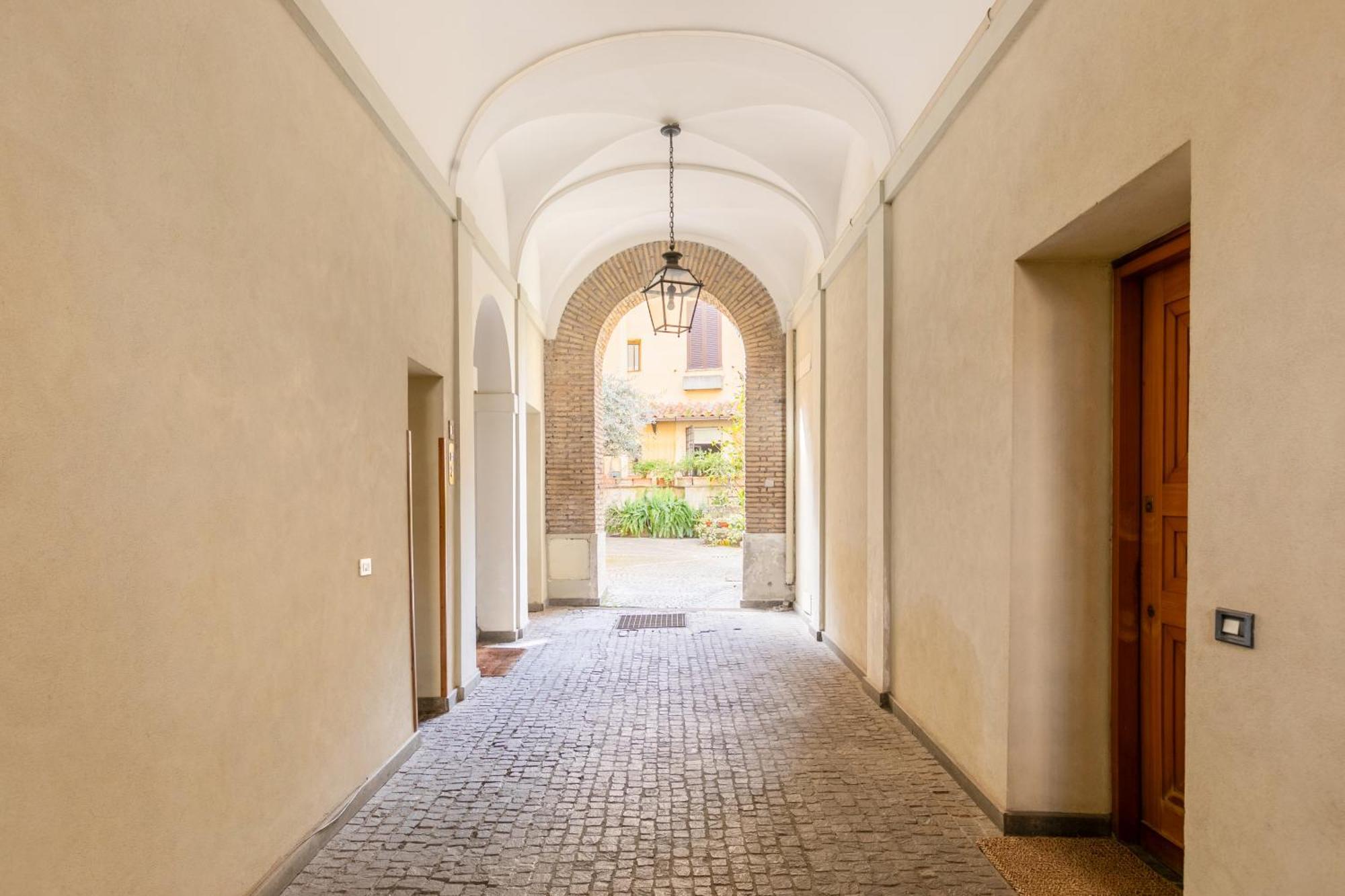 Quiet Trevi Fountain Apartment With Patio And Backyard Rome Exterior photo
